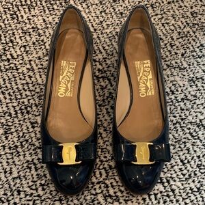 Salvatore Ferragamo Navy Patent Leather Vara Bow Flats with Gold Plaque. Size 7